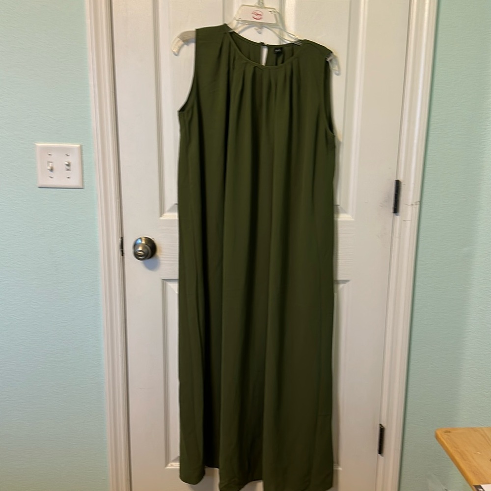 New without tags! Airy dress in a great color!